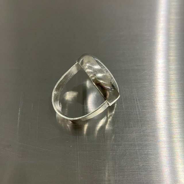 tiinei / Specimen glass ring