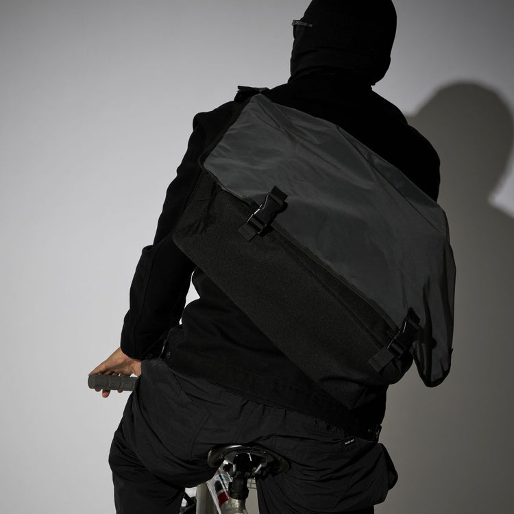 PACKING  BLACK REFLECTIVE MESSENGER PA-058