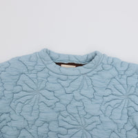 MEYAME / FLOWER QUILTING PULLOVER LIGHT BLUE