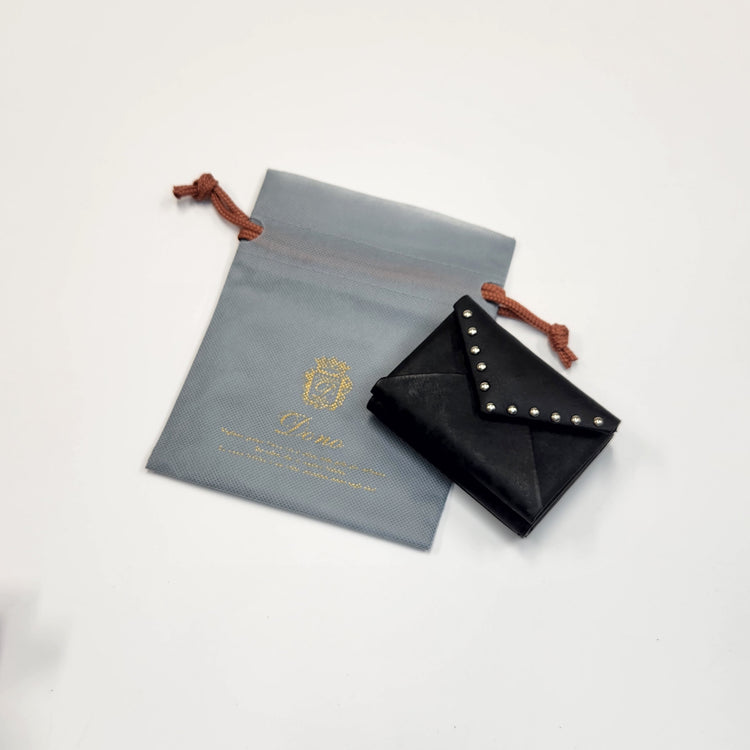 Dono/エンベロープ スタッズ ミニウォレット（Envelope Studs Mini Wallet）