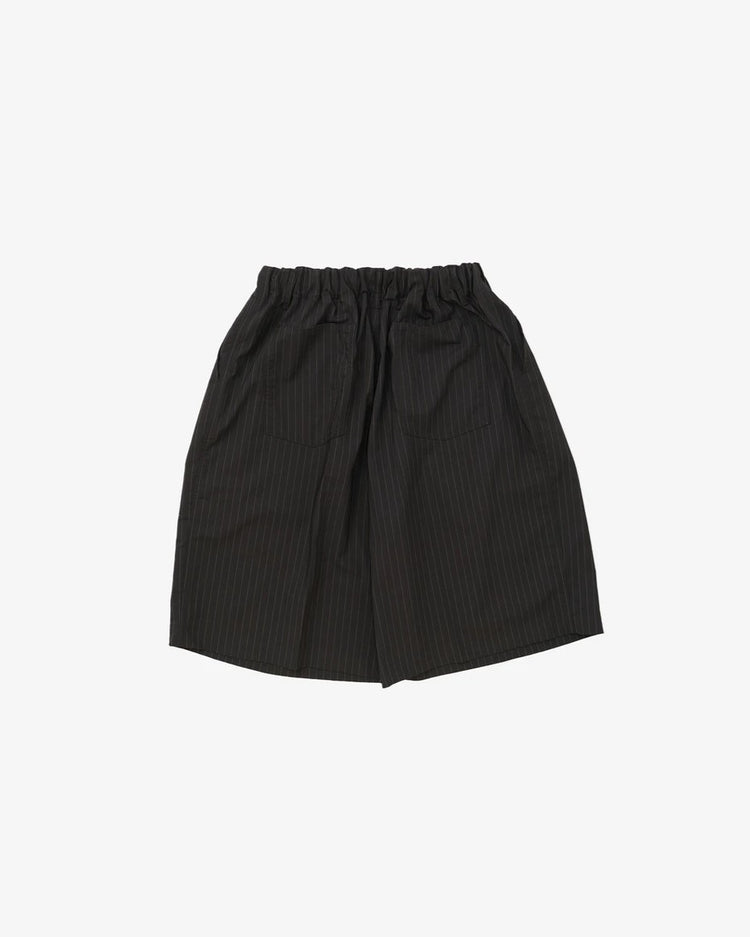 Sillage / circular short pants black stripe twill