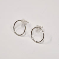 tiinei / Specimen earrings, silver circle (one ear)