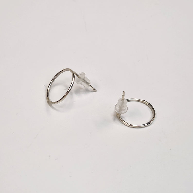 tiinei / Specimen earrings, silver circle (one ear)