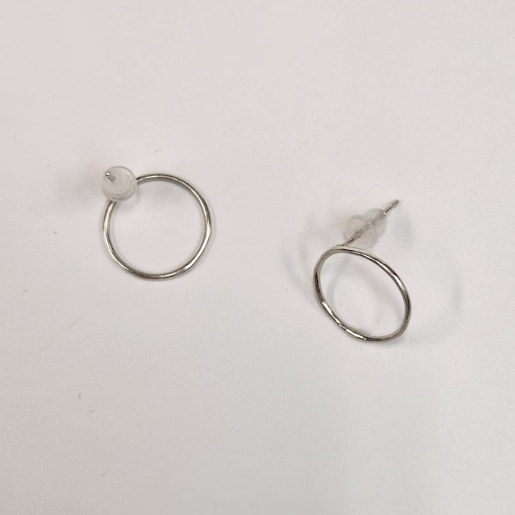 tiinei / Specimen earrings, silver circle (one ear)